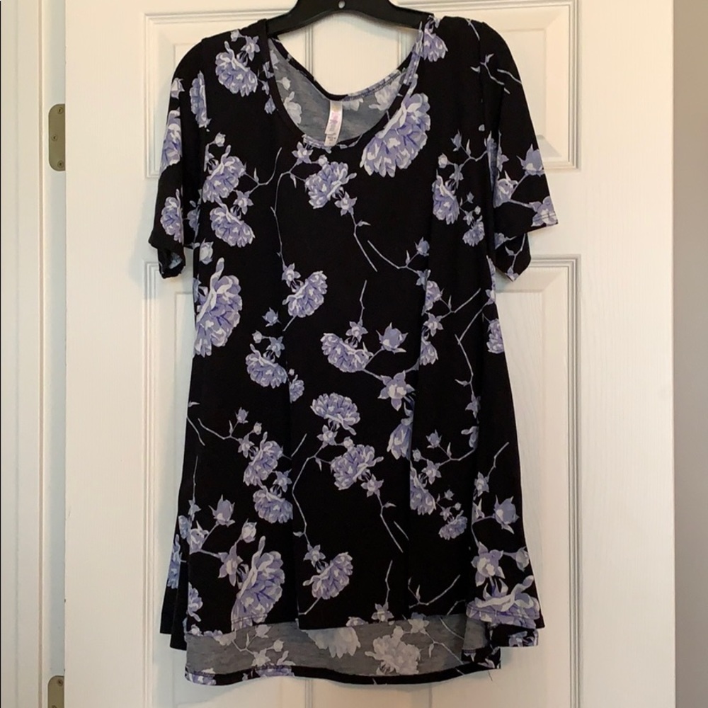 Large LulaRoe Perfect black and periwinkle blouse